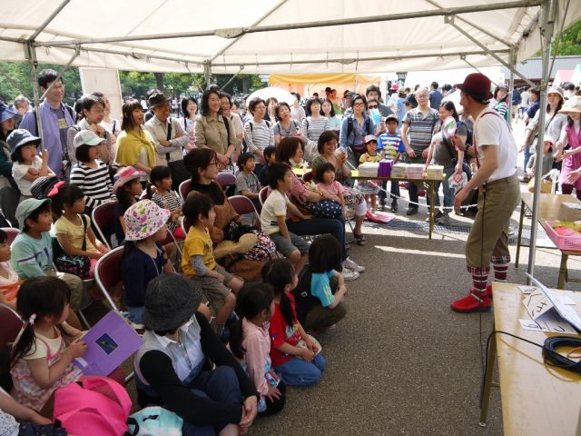 毎日いろんな楽しいイベントがありました。椅子が足りず立ち見も。